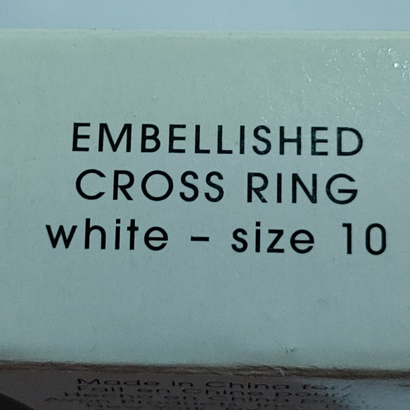AVON - EMBELLISHED CROSS RING - Picture 2 of 2